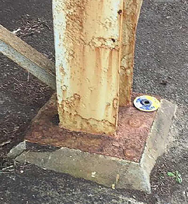 Corroded base of steel column substrate